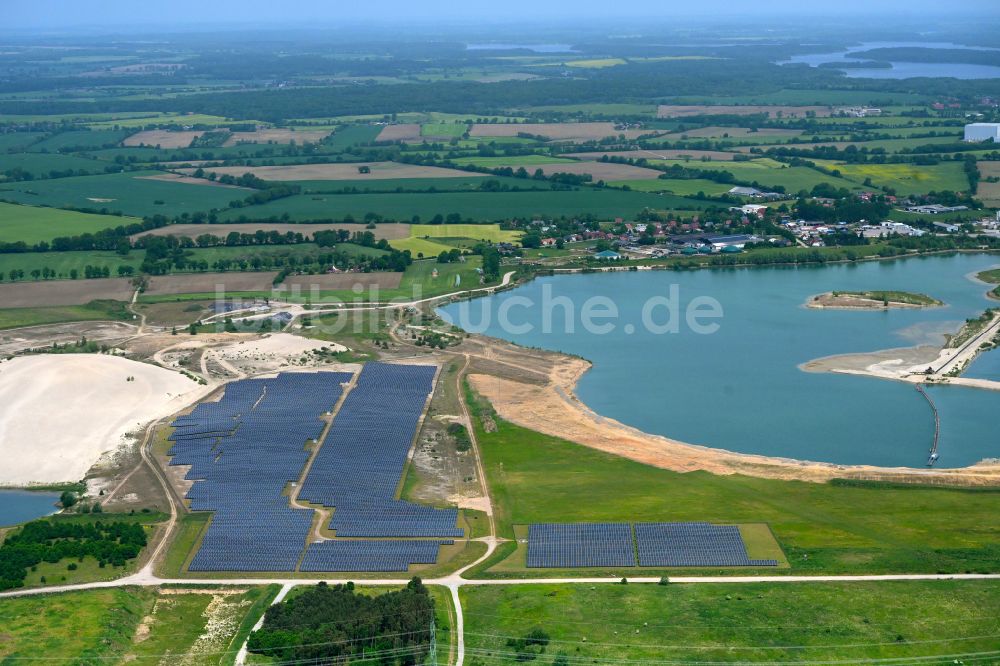 Luftbild Lüttow-Valluhn - Solarkraftwerk und Photovoltaik- Anlagen in einem Feld in Lüttow-Valluhn im Bundesland Mecklenburg-Vorpommern, Deutschland