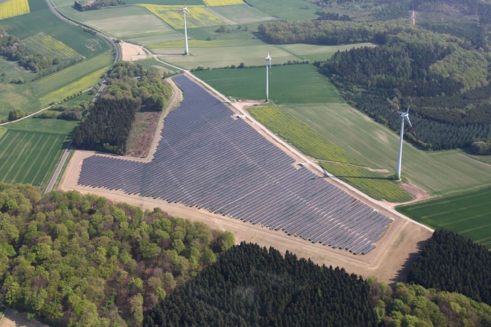 Mastershausen von oben - Solarkraftwerk und Photovoltaik- Anlagen in einem Feld in Mastershausen im Bundesland Rheinland-Pfalz, Deutschland