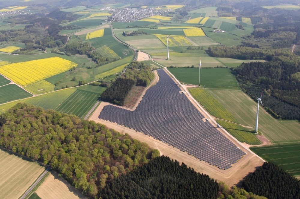 Mastershausen aus der Vogelperspektive: Solarkraftwerk und Photovoltaik- Anlagen in einem Feld in Mastershausen im Bundesland Rheinland-Pfalz, Deutschland