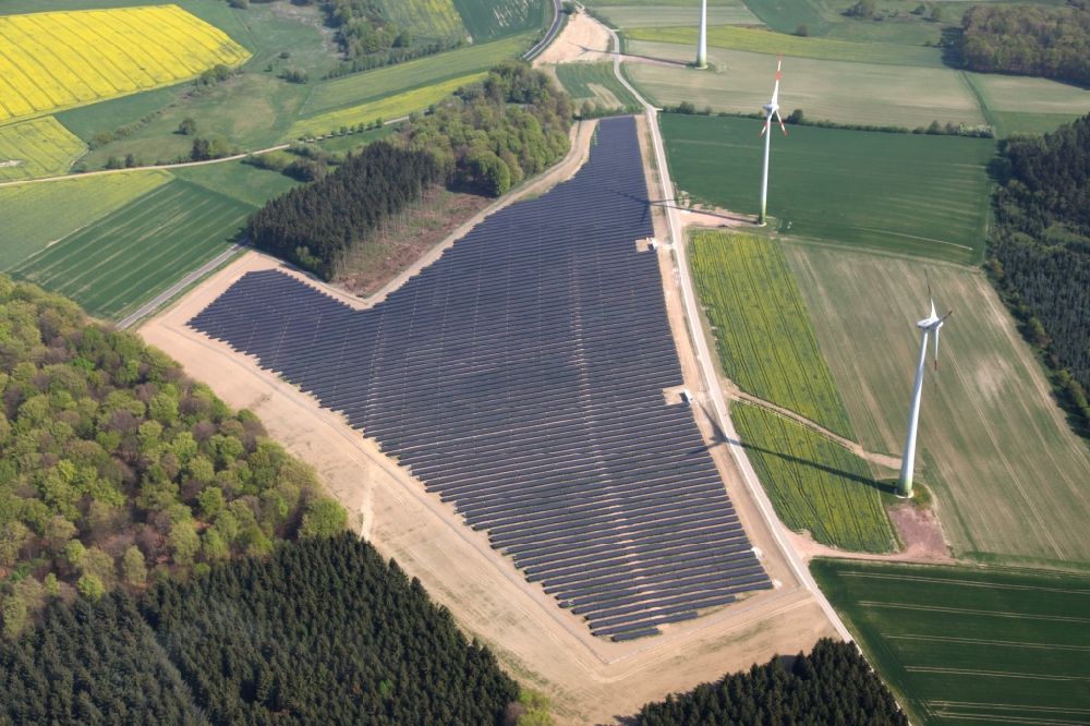 Luftbild Mastershausen - Solarkraftwerk und Photovoltaik- Anlagen in einem Feld in Mastershausen im Bundesland Rheinland-Pfalz, Deutschland