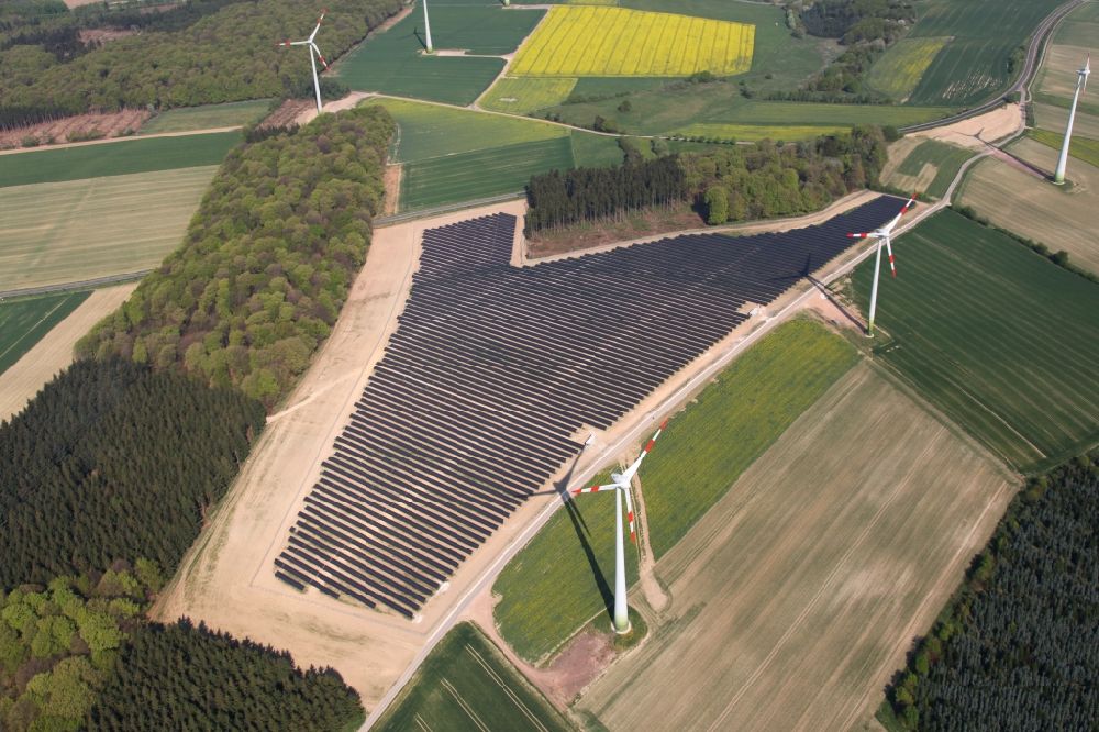 Luftaufnahme Mastershausen - Solarkraftwerk und Photovoltaik- Anlagen in einem Feld in Mastershausen im Bundesland Rheinland-Pfalz, Deutschland