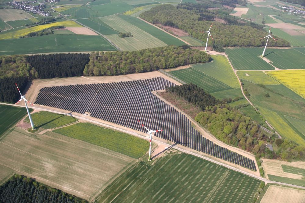 Mastershausen von oben - Solarkraftwerk und Photovoltaik- Anlagen in einem Feld in Mastershausen im Bundesland Rheinland-Pfalz, Deutschland
