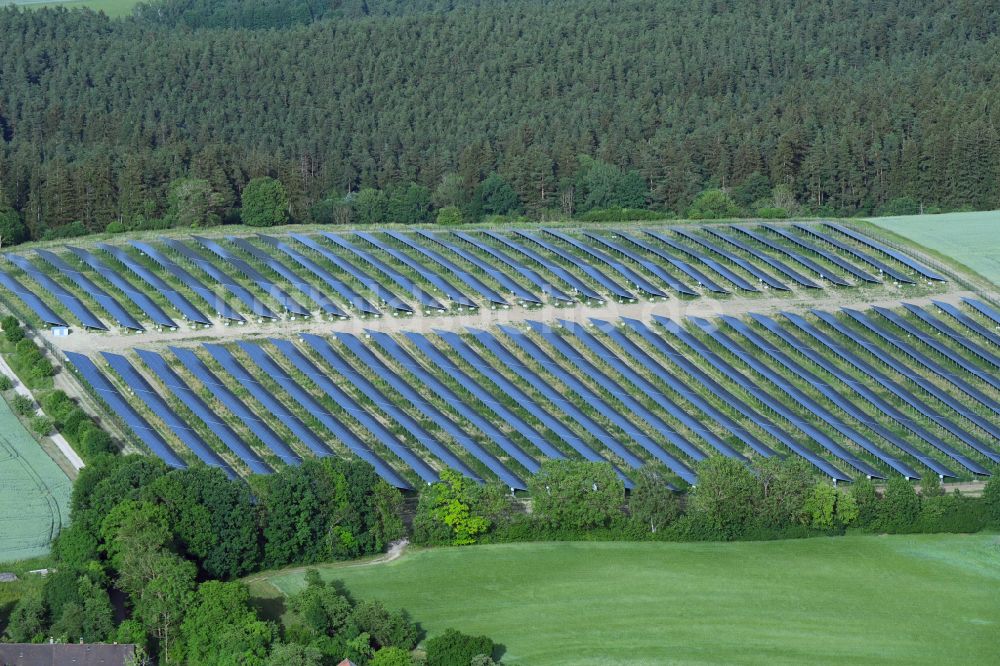 Prebitz aus der Vogelperspektive: Solarkraftwerk und Photovoltaik- Anlagen in einem Feld in Prebitz im Bundesland Bayern, Deutschland