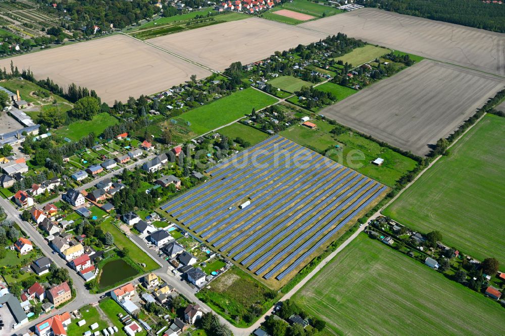 Luftaufnahme Quesitz - Solarkraftwerk und Photovoltaik- Anlagen in einem Feld in Quesitz im Bundesland Sachsen, Deutschland