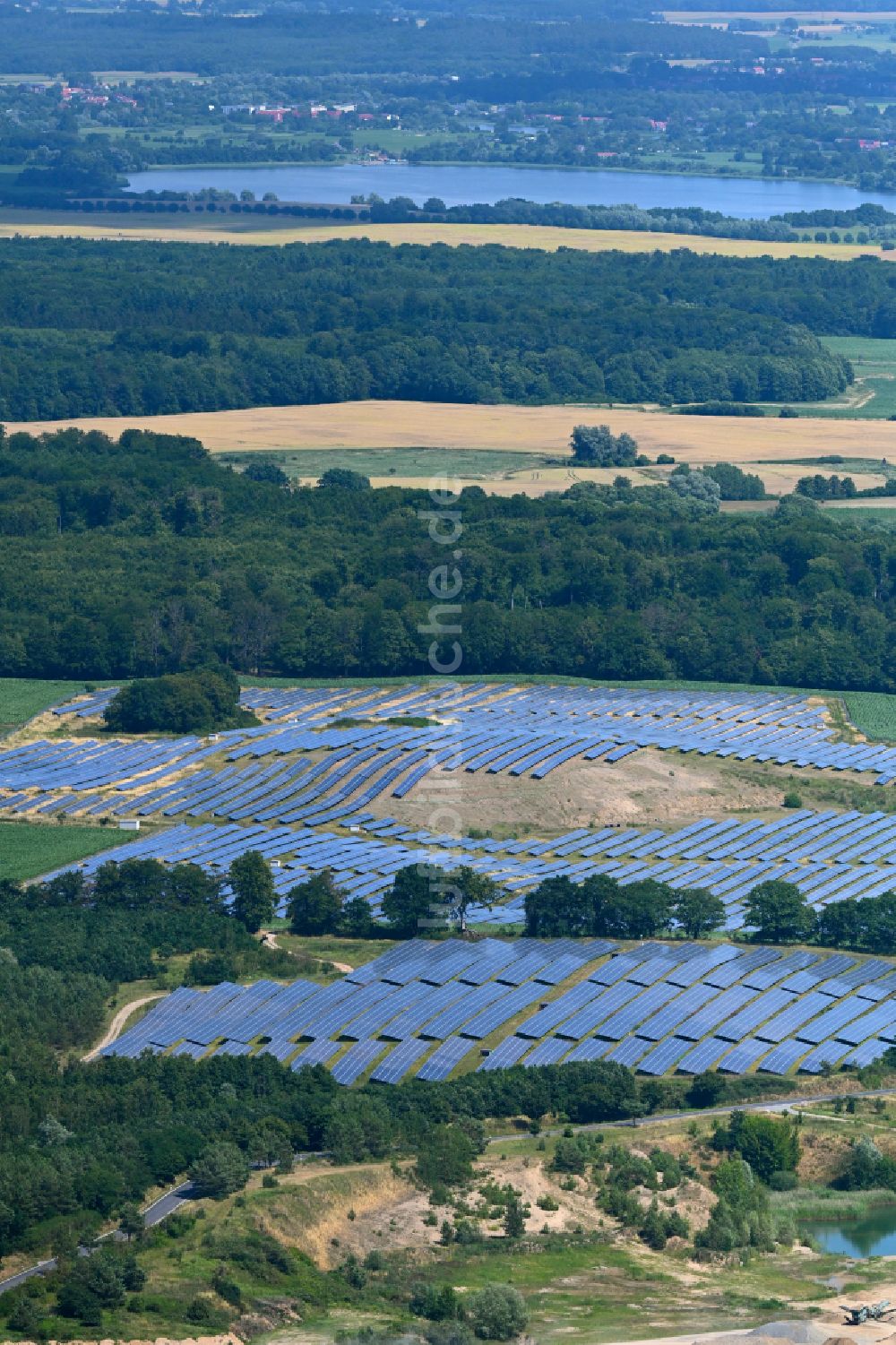 Wendorf aus der Vogelperspektive: Solarkraftwerk und Photovoltaik- Anlagen in einem Feld in Wendorf im Bundesland Mecklenburg-Vorpommern, Deutschland
