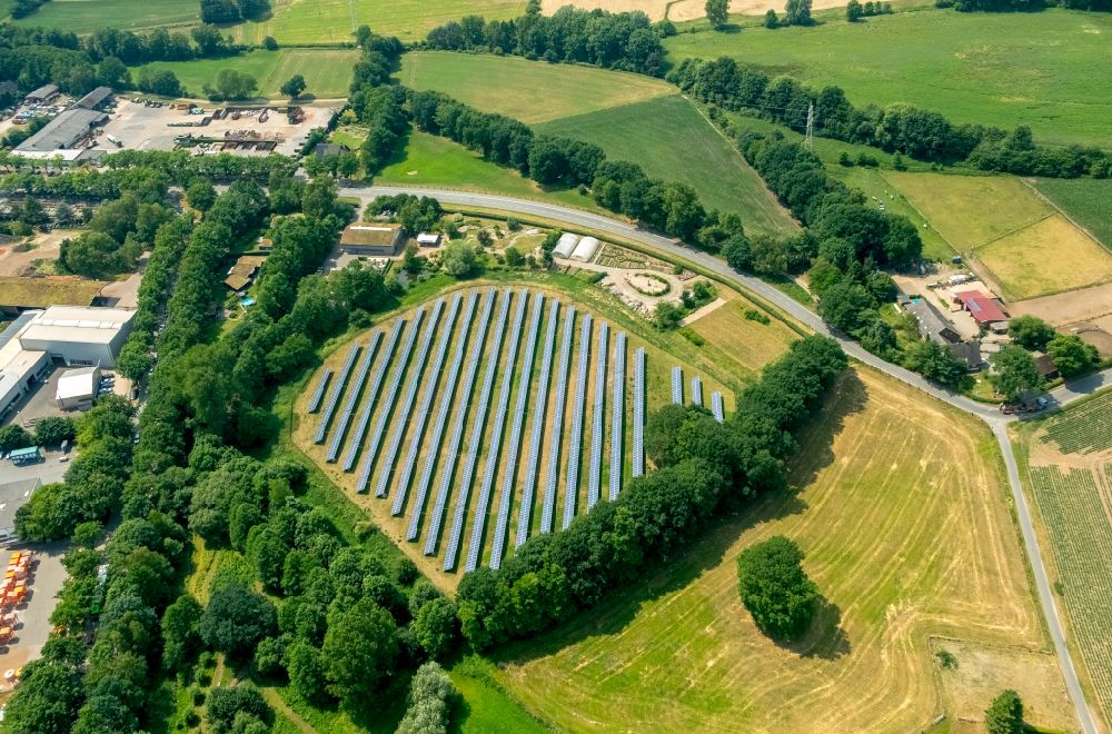 Luftaufnahme Wulfen - Solarkraftwerk und Photovoltaik- Anlagen in einem Feld in Wulfen im Bundesland Nordrhein-Westfalen, Deutschland