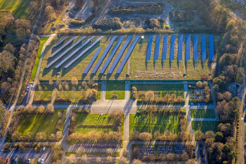 Bottrop von oben - Solarkraftwerk und Photovoltaik- Anlagen in einem Am Quellenbusch Feld in Bottrop im Bundesland Nordrhein-Westfalen, Deutschland