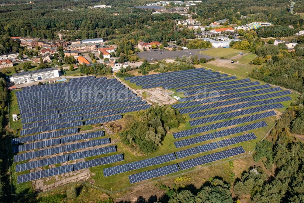 Eberswalde aus der Vogelperspektive: Solarkraftwerk und Photovoltaik- Anlagen am Festplatz Chemische Fabrik in Eberswalde im Bundesland Brandenburg, Deutschland