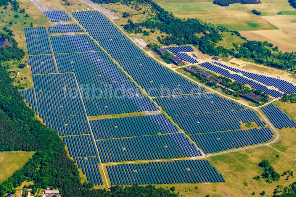 Alt Daber von oben - Solarkraftwerk und Photovoltaik- Anlagen auf dem Flugplatz in Alt Daber im Bundesland Brandenburg, Deutschland