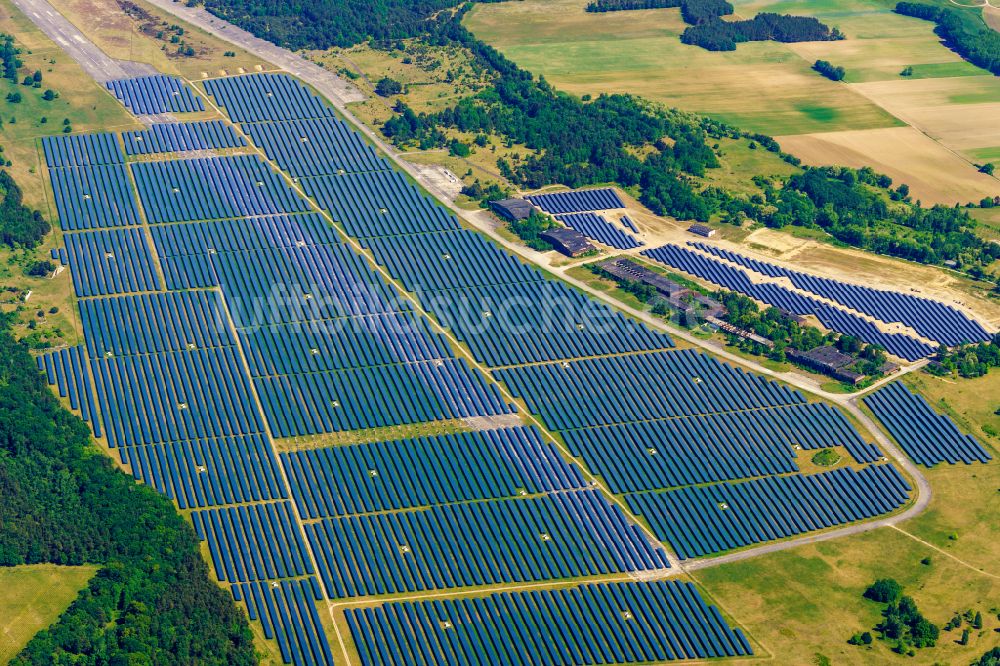 Alt Daber aus der Vogelperspektive: Solarkraftwerk und Photovoltaik- Anlagen auf dem Flugplatz in Alt Daber im Bundesland Brandenburg, Deutschland