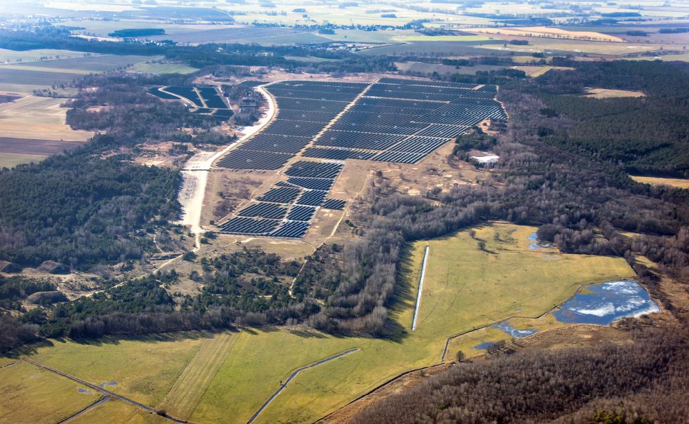 Luftbild Alt Daber - Solarkraftwerk und Photovoltaik- Anlagen auf dem Flugplatz in Alt Daber im Bundesland Brandenburg, Deutschland