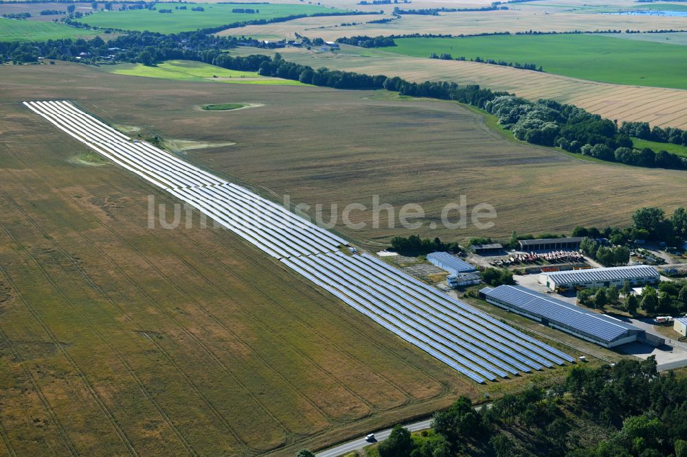 Dedelow von oben - Solarkraftwerk und Photovoltaik- Anlagen auf dem Flugplatz in Dedelow im Bundesland Brandenburg, Deutschland