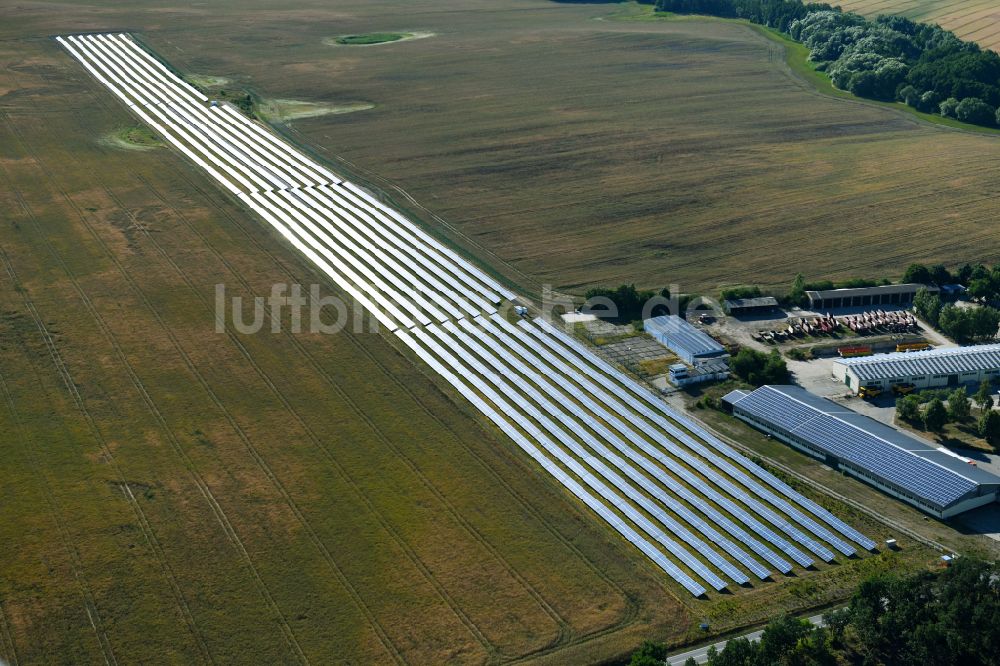 Dedelow aus der Vogelperspektive: Solarkraftwerk und Photovoltaik- Anlagen auf dem Flugplatz in Dedelow im Bundesland Brandenburg, Deutschland