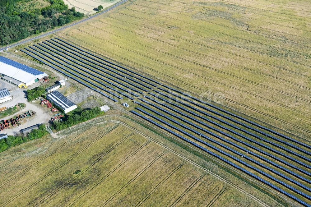 Luftbild Dedelow - Solarkraftwerk und Photovoltaik- Anlagen auf dem Flugplatz in Dedelow im Bundesland Brandenburg, Deutschland