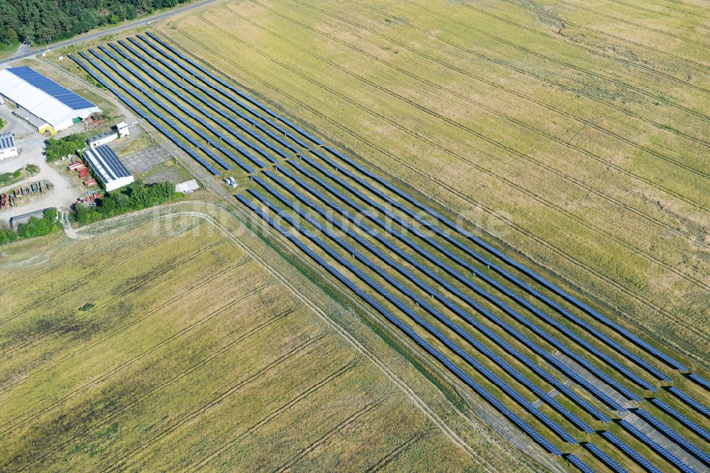 Luftaufnahme Dedelow - Solarkraftwerk und Photovoltaik- Anlagen auf dem Flugplatz in Dedelow im Bundesland Brandenburg, Deutschland