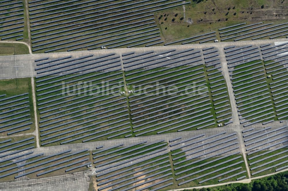 Luftaufnahme Finowfurt - Solarkraftwerk und Photovoltaik- Anlagen auf dem Flugplatz in Finowfurt im Bundesland Brandenburg, Deutschland