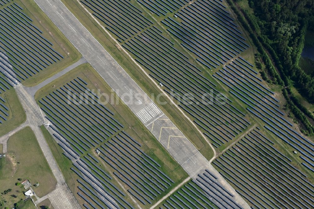 Finowfurt von oben - Solarkraftwerk und Photovoltaik- Anlagen auf dem Flugplatz in Finowfurt im Bundesland Brandenburg, Deutschland