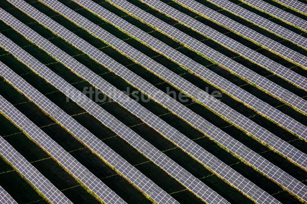 Finowfurt aus der Vogelperspektive: Solarkraftwerk und Photovoltaik- Anlagen auf dem Flugplatz in Finowfurt im Bundesland Brandenburg, Deutschland