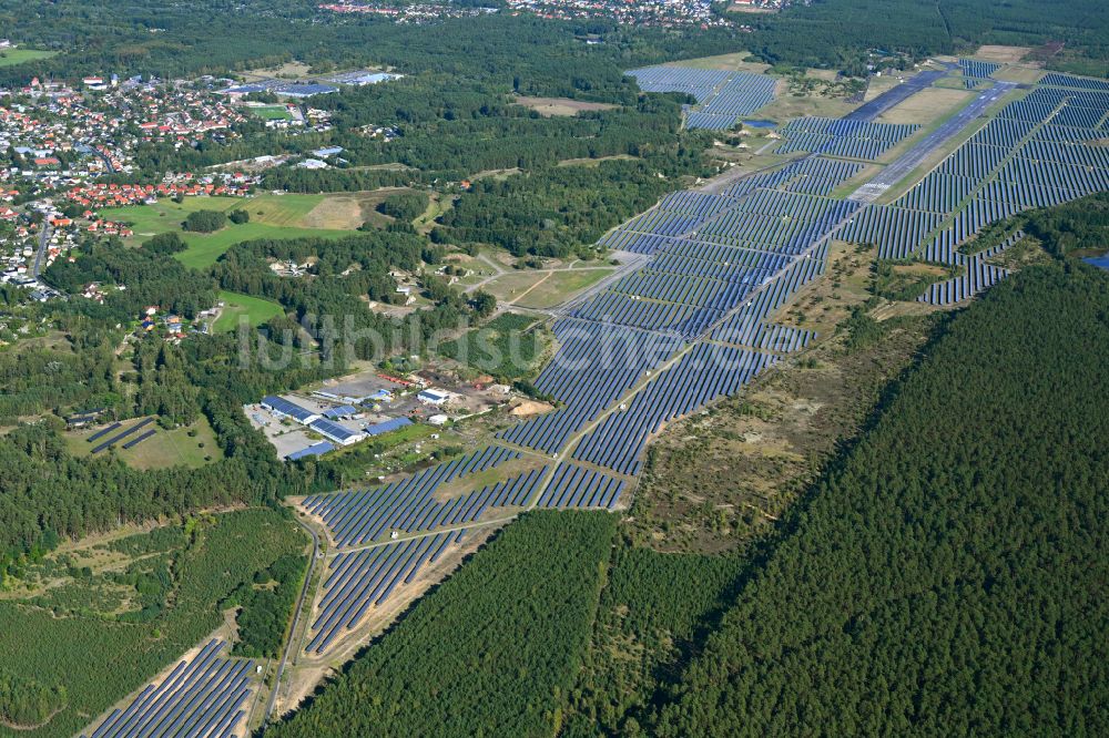 Finowfurt von oben - Solarkraftwerk und Photovoltaik- Anlagen auf dem Flugplatz in Finowfurt im Bundesland Brandenburg, Deutschland