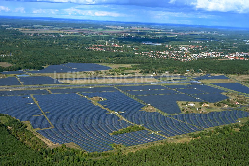Finowfurt aus der Vogelperspektive: Solarkraftwerk und Photovoltaik- Anlagen auf dem Flugplatz in Finowfurt im Bundesland Brandenburg, Deutschland