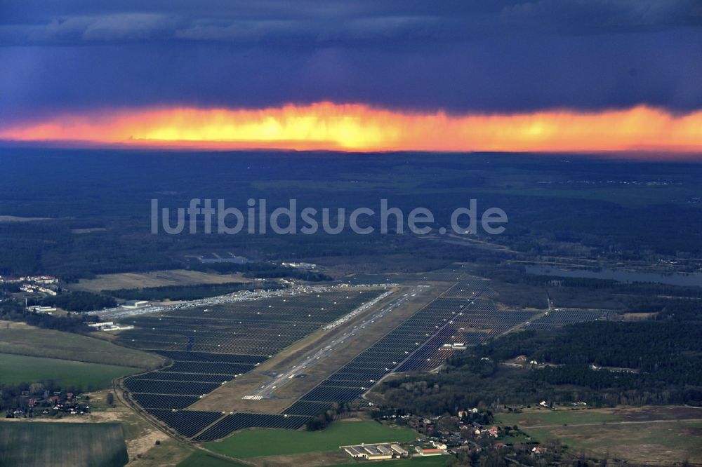 Luftbild Neuhardenberg - Solarkraftwerk und Photovoltaik- Anlagen auf dem Flugplatz in Neuhardenberg im Bundesland Brandenburg, Deutschland