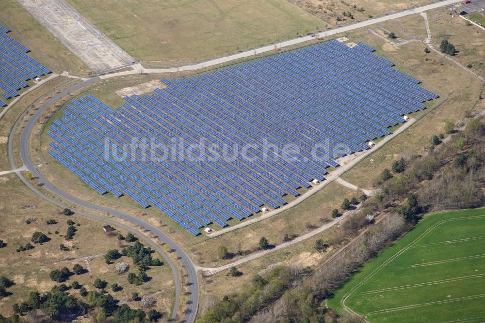 Luftaufnahme Niedergörsdorf - Solarkraftwerk und Photovoltaik- Anlagen auf dem Flugplatz in Niedergörsdorf im Bundesland Brandenburg, Deutschland