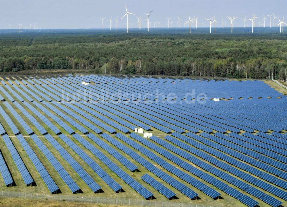 Luftaufnahme Welzow - Solarkraftwerk und Photovoltaik- Anlagen auf dem Flugplatz in Welzow im Bundesland Brandenburg, Deutschland
