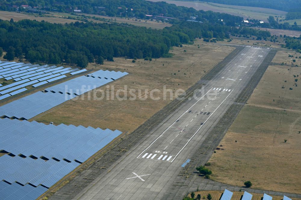 Werneuchen aus der Vogelperspektive: Solarkraftwerk und Photovoltaik- Anlagen auf dem Flugplatz in Werneuchen im Bundesland Brandenburg