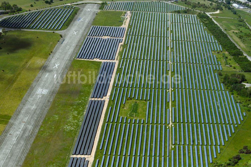 Luftaufnahme Werneuchen - Solarkraftwerk und Photovoltaik- Anlagen auf dem Flugplatz in Werneuchen im Bundesland Brandenburg, Deutschland