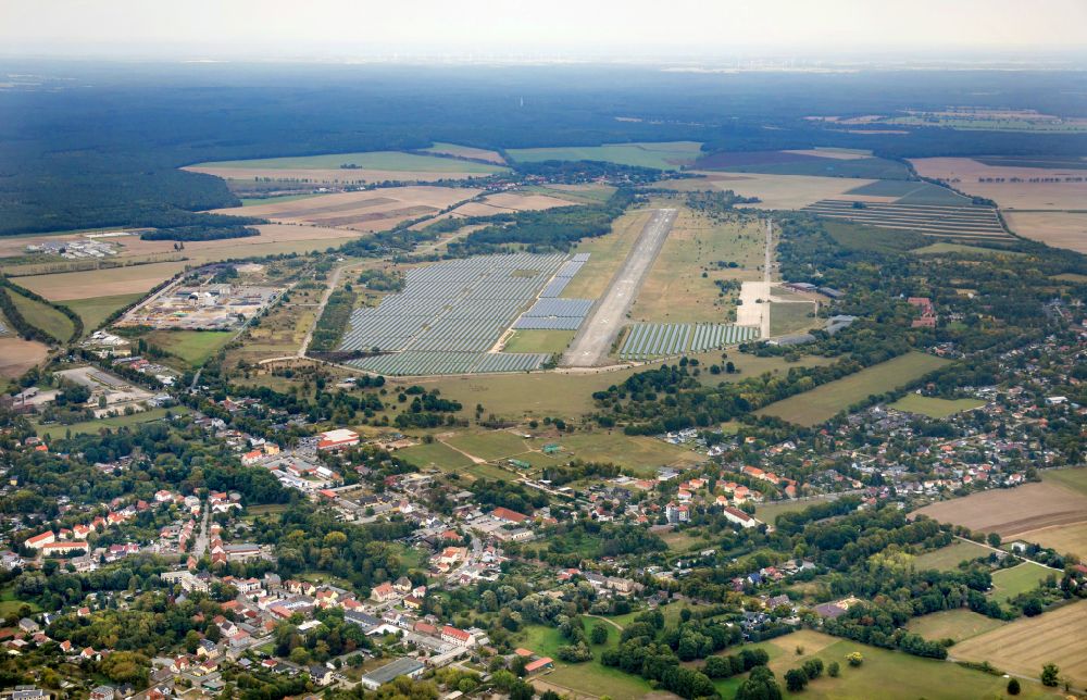 Luftbild Werneuchen - Solarkraftwerk und Photovoltaik- Anlagen auf dem Flugplatz in Werneuchen im Bundesland Brandenburg, Deutschland