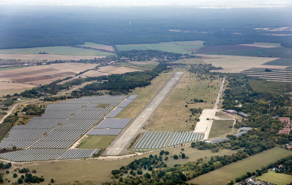Luftaufnahme Werneuchen - Solarkraftwerk und Photovoltaik- Anlagen auf dem Flugplatz in Werneuchen im Bundesland Brandenburg, Deutschland