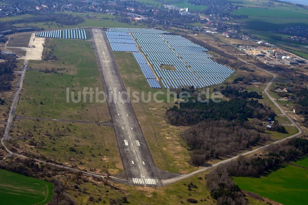 Luftaufnahme Werneuchen - Solarkraftwerk und Photovoltaik- Anlagen am Flugplatz in Werneuchen im Bundesland Brandenburg, Deutschland
