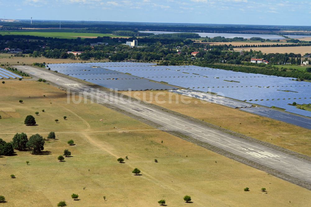 Luftbild Werneuchen - Solarkraftwerk und Photovoltaik- Anlagen am Flugplatz in Werneuchen im Bundesland Brandenburg, Deutschland