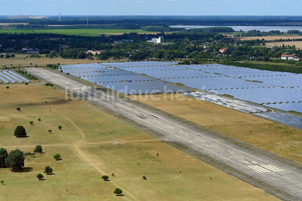 Luftaufnahme Werneuchen - Solarkraftwerk und Photovoltaik- Anlagen am Flugplatz in Werneuchen im Bundesland Brandenburg, Deutschland