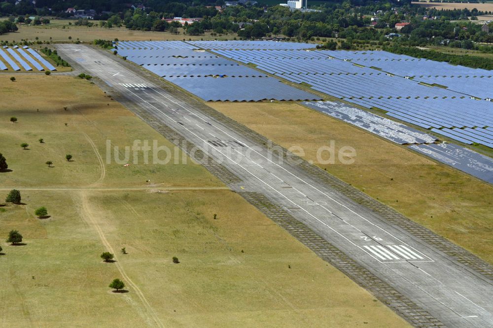 Werneuchen von oben - Solarkraftwerk und Photovoltaik- Anlagen am Flugplatz in Werneuchen im Bundesland Brandenburg, Deutschland