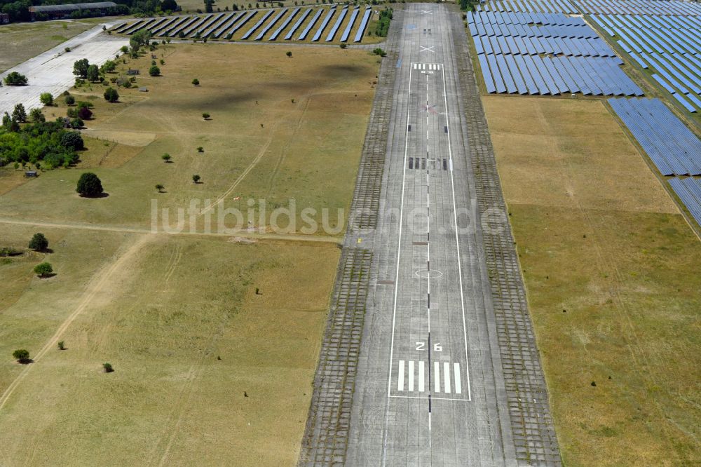 Luftbild Werneuchen - Solarkraftwerk und Photovoltaik- Anlagen am Flugplatz in Werneuchen im Bundesland Brandenburg, Deutschland
