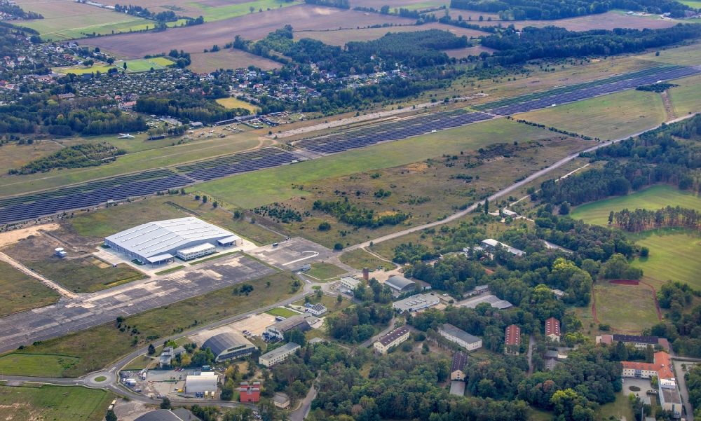 Luftaufnahme Cottbus - Solarkraftwerk und Photovoltaik- Anlagen auf dem früheren Flugplatz in Cottbus im Bundesland Brandenburg, Deutschland