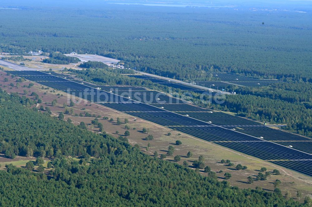 Groß Dölln von oben - Solarkraftwerk und Photovoltaik- Anlagen auf dem früheren Flugplatz in Groß Dölln im Bundesland Brandenburg, Deutschland