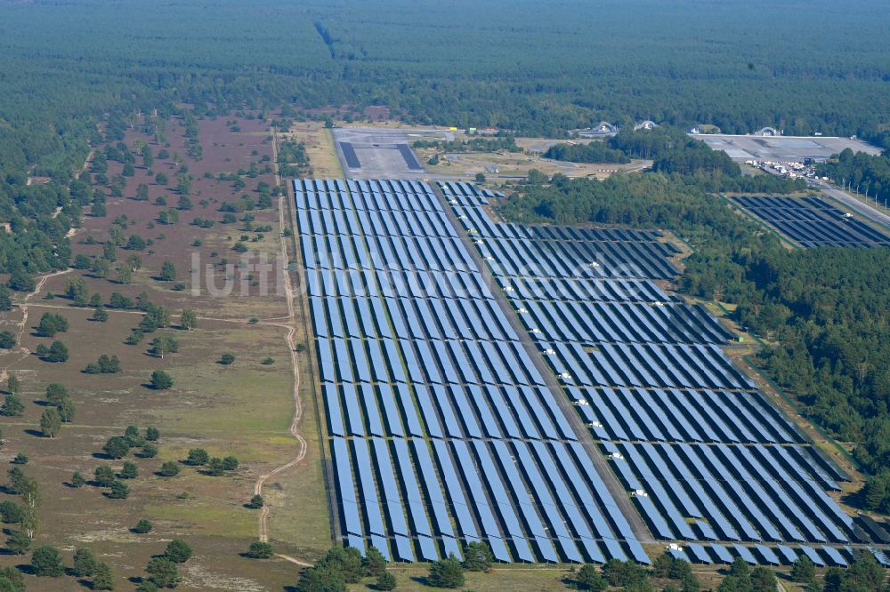 Luftbild Groß Dölln - Solarkraftwerk und Photovoltaik- Anlagen auf dem früheren Flugplatz in Groß Dölln im Bundesland Brandenburg, Deutschland