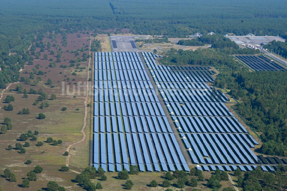 Luftaufnahme Groß Dölln - Solarkraftwerk und Photovoltaik- Anlagen auf dem früheren Flugplatz in Groß Dölln im Bundesland Brandenburg, Deutschland