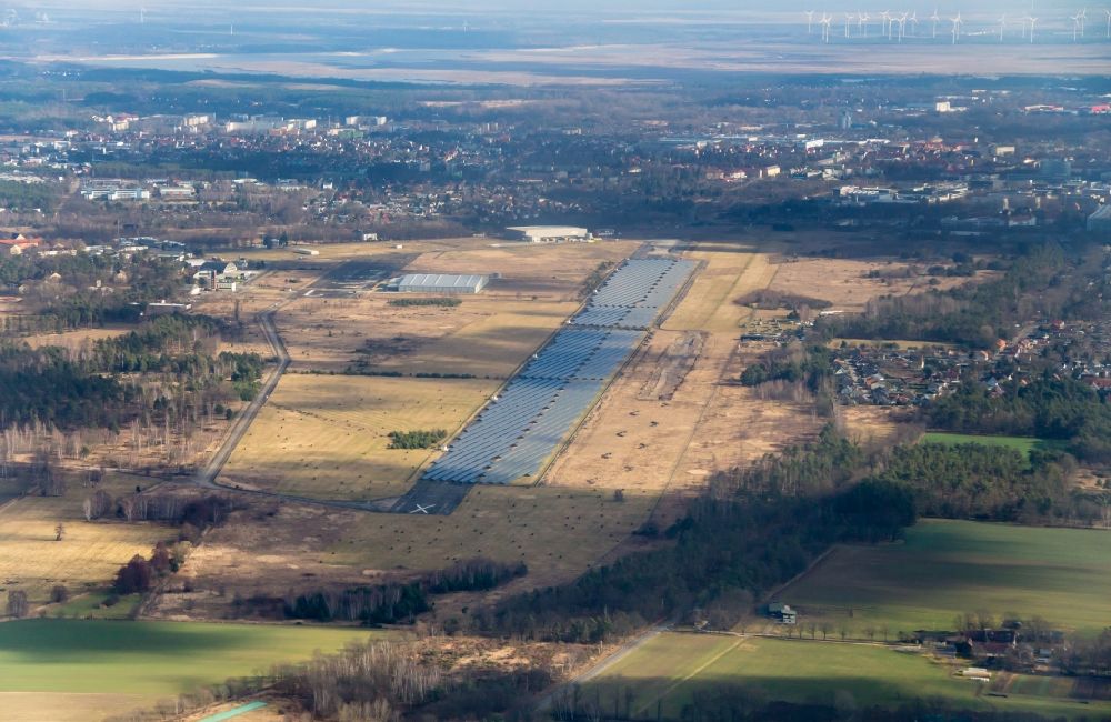 Luftbild Cottbus - Solarkraftwerk und Photovoltaik- Anlagen auf dem früheren Flugplatz in Cottbus im Bundesland Brandenburg, Deutschland