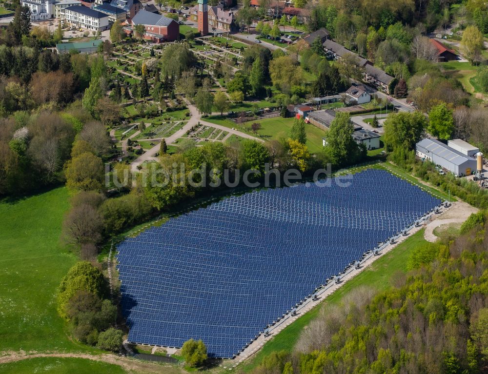 Glücksburg aus der Vogelperspektive: Solarkraftwerk und Photovoltaik- Anlagen in Glücksburg im Bundesland Schleswig-Holstein, Deutschland