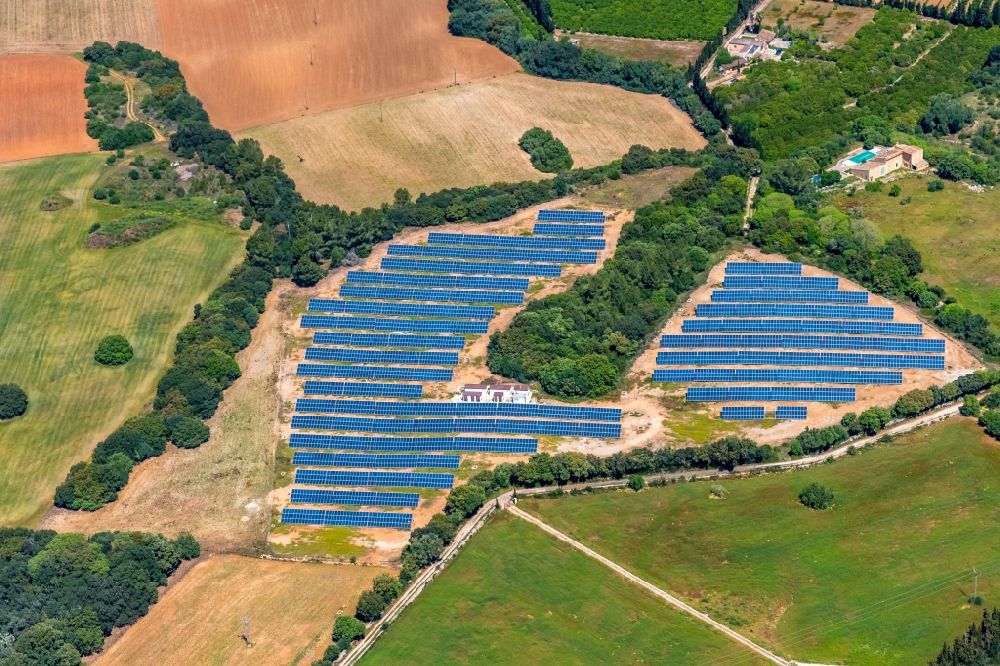 Llubi von oben - Solarkraftwerk und Photovoltaik- Anlagen in Llubi in Islas Baleares, Spanien