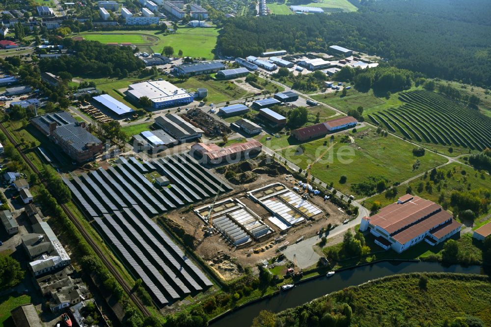 Luftaufnahme Neustadt-Glewe - Solarkraftwerk und Photovoltaik- Anlagen in Neustadt-Glewe im Bundesland Mecklenburg-Vorpommern, Deutschland