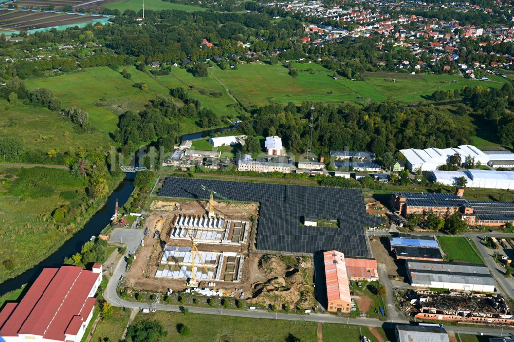 Neustadt-Glewe aus der Vogelperspektive: Solarkraftwerk und Photovoltaik- Anlagen in Neustadt-Glewe im Bundesland Mecklenburg-Vorpommern, Deutschland
