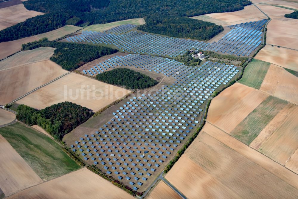 Arnstein aus der Vogelperspektive: Solarkraftwerk und Photovoltaik- Anlagen im Ortsteil Erlasee in Arnstein im Bundesland Bayern, Deutschland