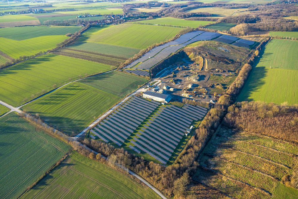 Büecke aus der Vogelperspektive: Solarkraftwerk und Photovoltaik- Anlagen Solarpark Möhnesee auf einem Feld in Büecke im Bundesland Nordrhein-Westfalen, Deutschland