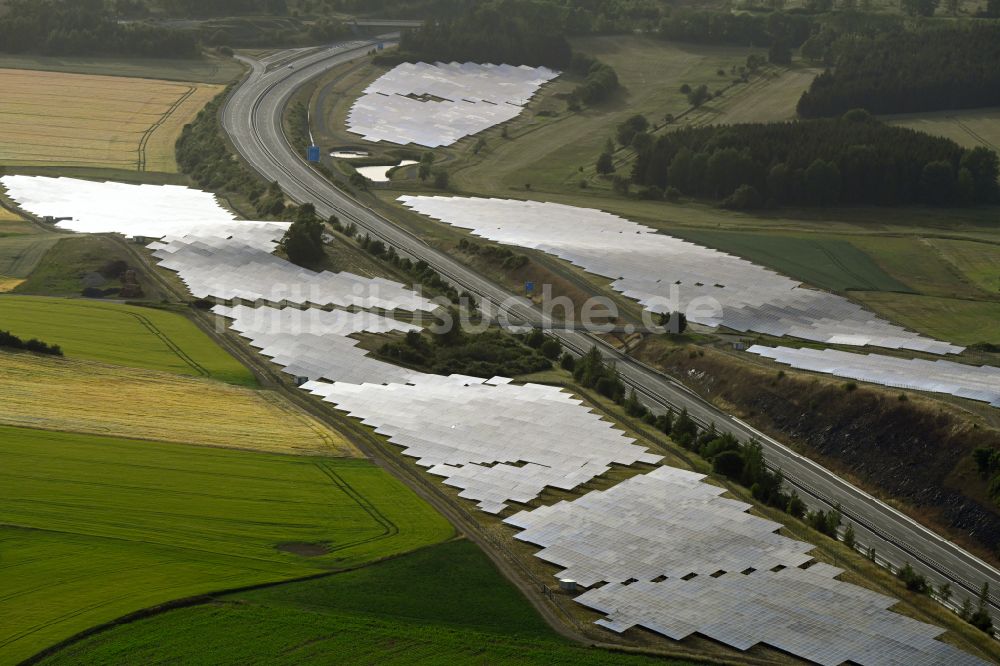 Gattendorf von oben - Solarkraftwerk am Rande des Autobahn- Trasse und Streckenverlauf der BAB A93 in Gattendorf im Bundesland Bayern, Deutschland