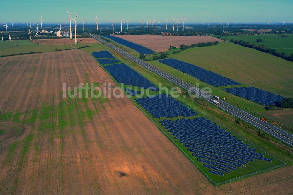 Luftbild Gerdshagen - Solarkraftwerk am Rande des Autobahn- Trasse und Streckenverlauf der BAB A24 in Gerdshagen im Bundesland Brandenburg, Deutschland