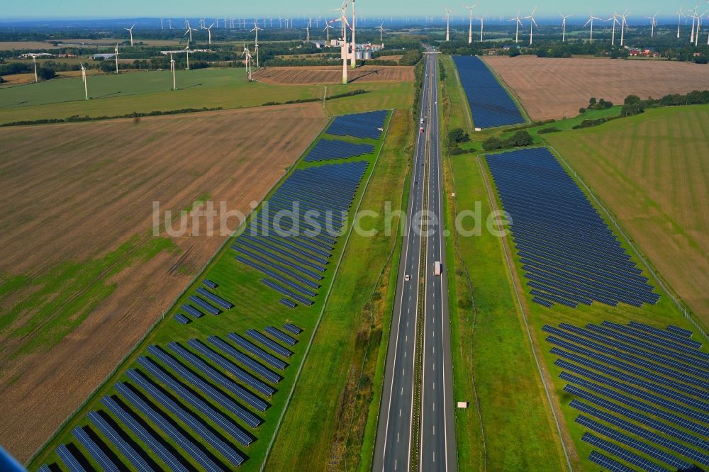 Luftaufnahme Gerdshagen - Solarkraftwerk am Rande des Autobahn- Trasse und Streckenverlauf der BAB A24 in Gerdshagen im Bundesland Brandenburg, Deutschland